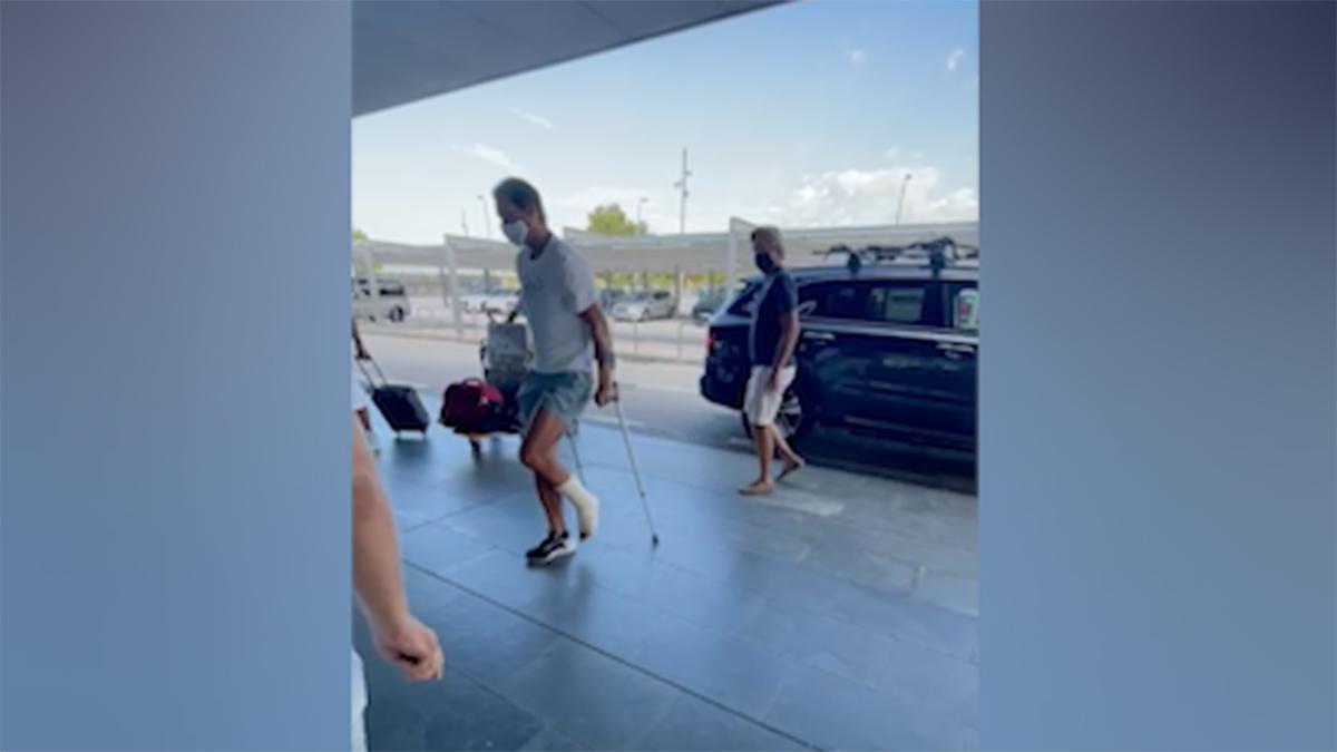 Rafa Nadal llega en muletas al Aeropuerto de El Prat