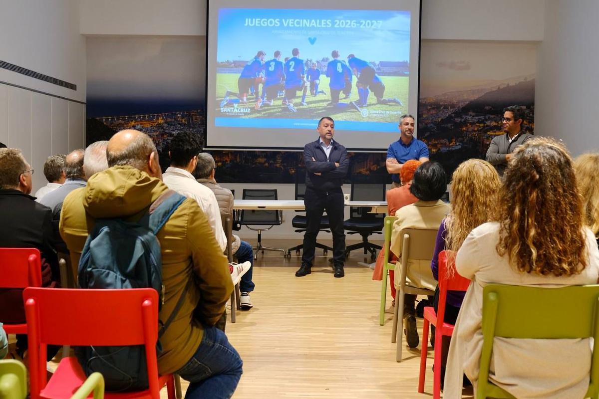 El alcalde y el concejal de Fiestas presentan los nuevos juegos vecinales de SantaCruz, siete años después.