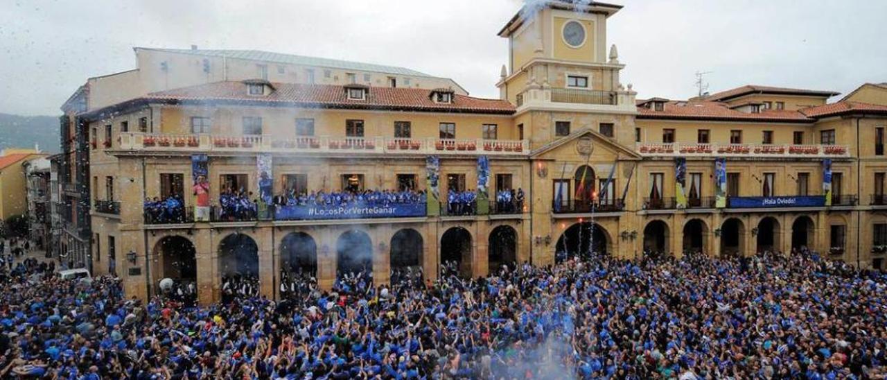 Los jugadores celebran el ascenso en el balcón del Ayuntamiento ante una plaza llena de aficionados. lne