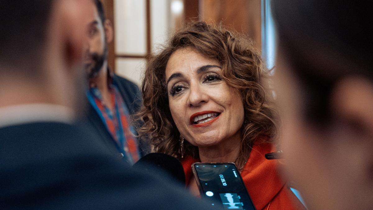 La vicepresidenta primera y ministra de Hacienda, María Jesús Montero, atiende a medios a su salida de una sesión de control al Gobierno, en el Congreso de los Diputados, a 20 de marzo de 2024, en Madrid (España).