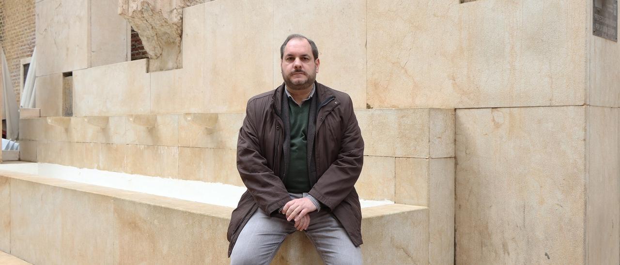 Carlos Carrera, nuevo presidente de la Asociación de Vecinos del Centro Antiguo de Málaga, en la plaza de las Flores.