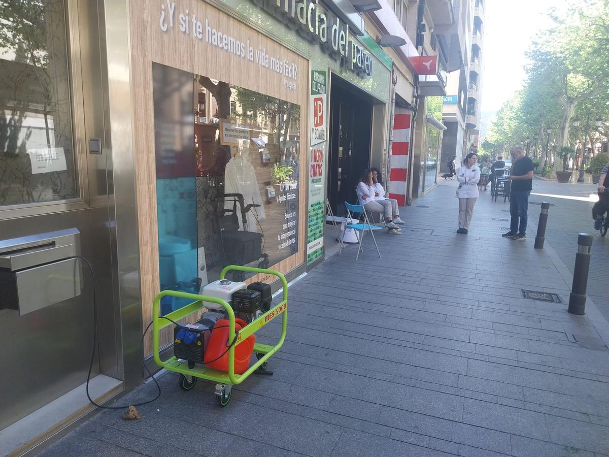 La farmacia 24 horas de Gandia, con un grupo electrógeno que le daba electricidad.
