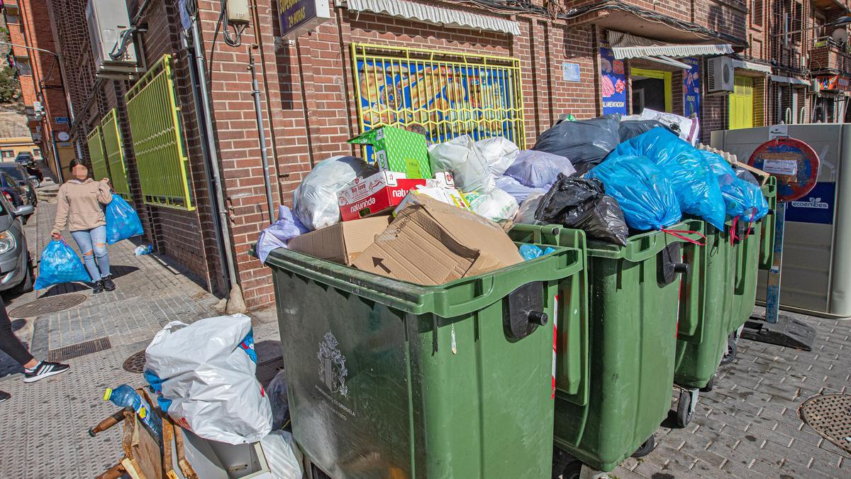 Contenedores abarrotados de basura tras la suspensión del servicio de recogida en Orihuela