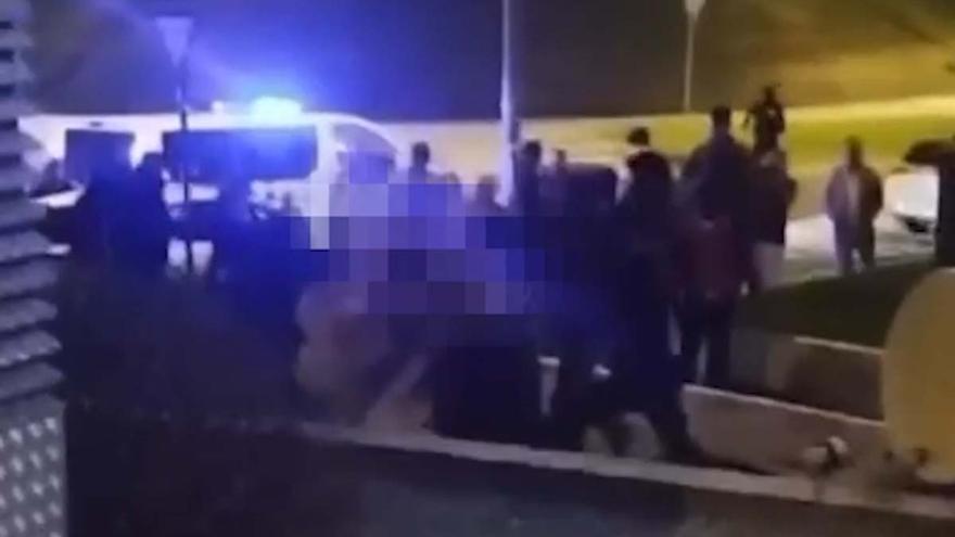 Cuatro detenidos, un identificado y cuatro policías con heridas leves tras un altercado en un pub de Matogrande