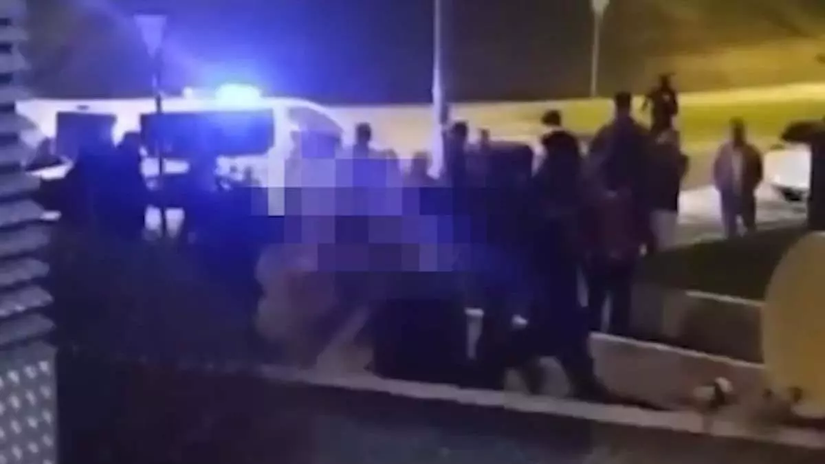 Cuatro detenidos, un identificado y cuatro policías con heridas leves tras un altercado en un pub de Matogrande