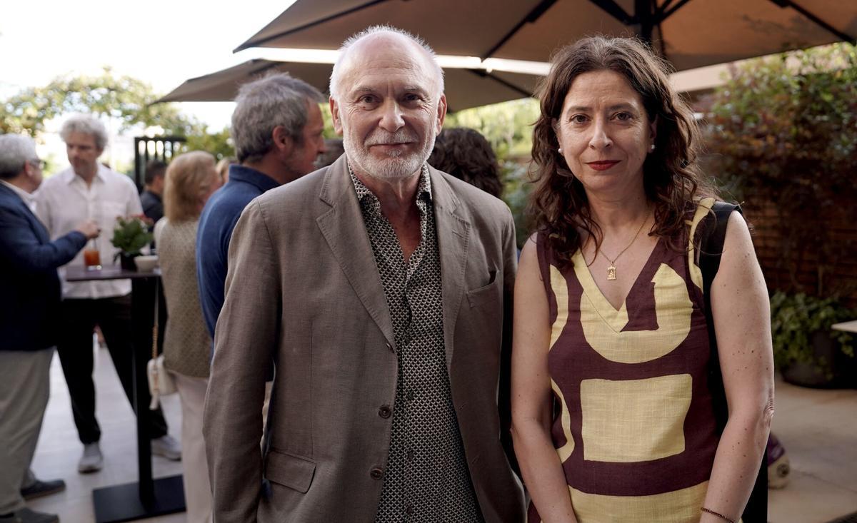 El periodista y escritor Manuel Calderón junto a Ana Merino, escritora y directora de la Cátedra Planeta de Literatura y Sociedad.