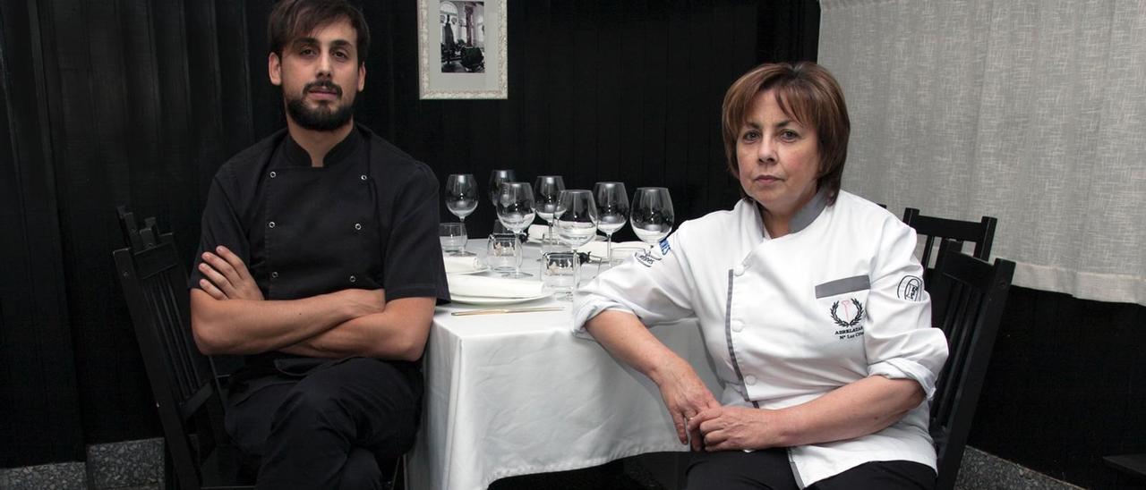 Borja Alcázar, con su madre, en su restaurante poleso.