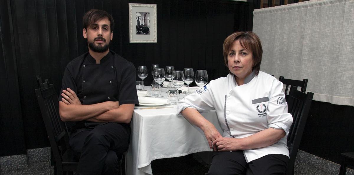 Borja Alcázar, con su madre, en su restaurante poleso.