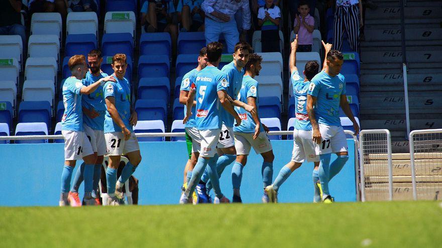 Los jugadores del Ciudad de Lucena celebran un gol en casa, esta temporada.