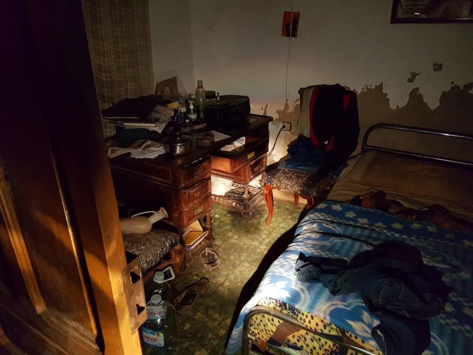 La casa del detenido por tener encerradas a su mujer y su hija en Alcantarilla, por dentro