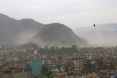 El pánico se ha apoderado de las calles de Katmandú tras el seísmo de 7,9 grados