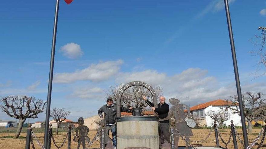 El alcalde de Brime de Urz (derecha) y Francisco Gallego posan en el pozo rehabilitado. A la derecha, tres personas en la zona de ocio.