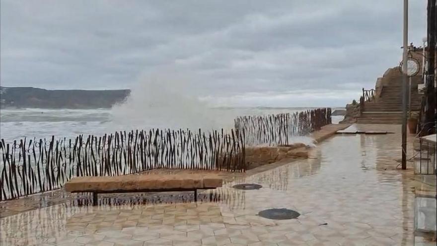 "Psss": el mar sale a presión por la junta de las tapas de alcantarilla en la playa de Xàbia