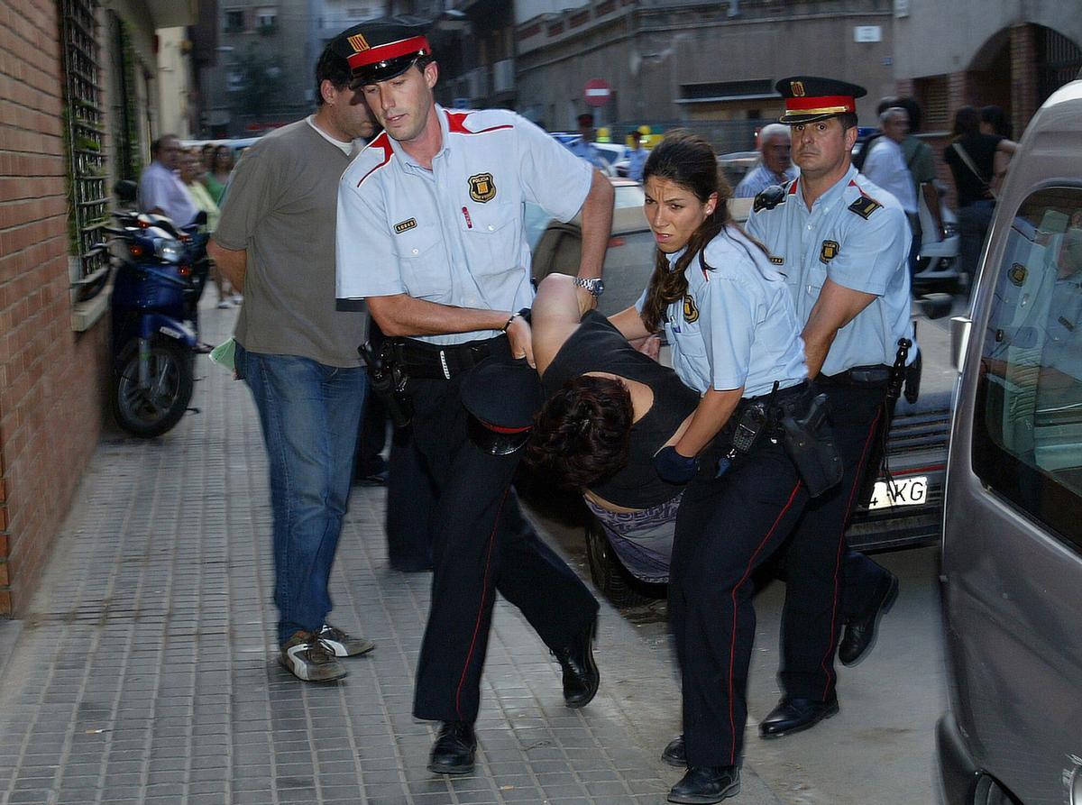 Los Mossos d’Esquadra trasladan a Remedios S. S., acusada de asesinar a cuatro ancianas, ante la puerta de su domicilio en la calle Mossèn Quintí Mallofré de Barcelona, el 5 de julio de 2006.
