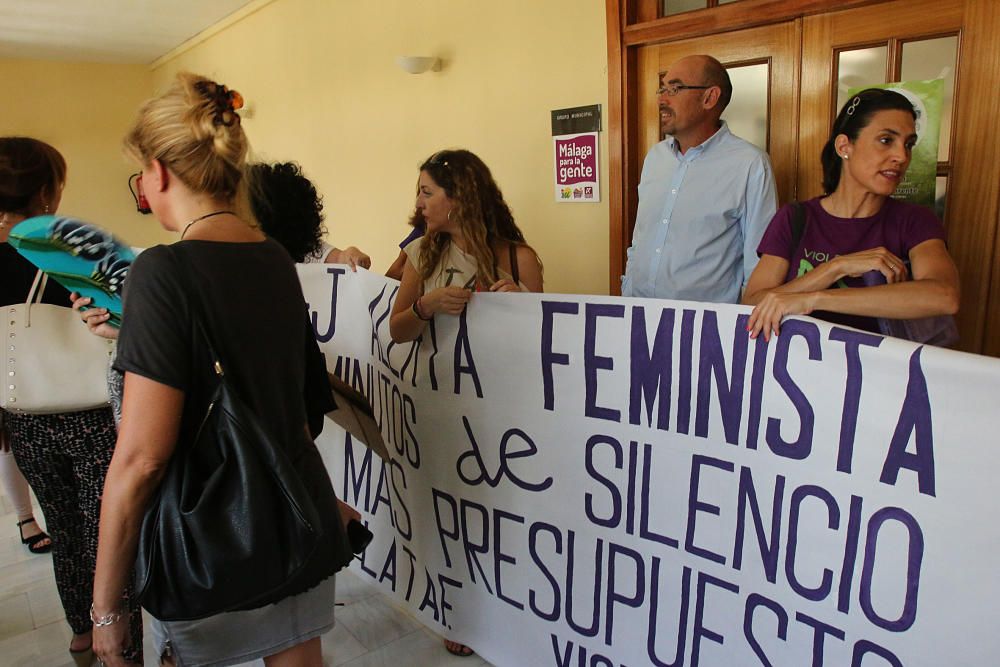 La plataforma tenía previsto hacer un encierro en el Ayuntamiento para exigir al Estado más presupuestos para luchar contra la violencia de género. Antes, han leído un comunicado en la puerta del cons