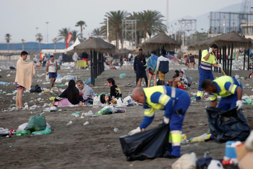 Así quedaron las playas tras la Noche de San Juan.