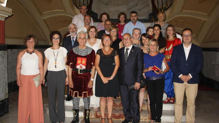 Foto de familia tras la lectura del pregón.