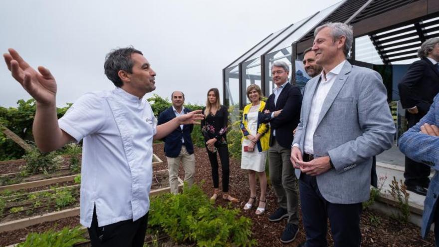 Javier Olleros, chef del Culler de Pau, charla con el presidente de la Xunta ante el invernadero. |   //  FDV