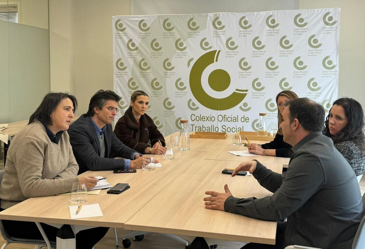 Verea, Otero e Barcia durante o encontro con membros do Colexio Oficial de Traballo Social de Galicia.