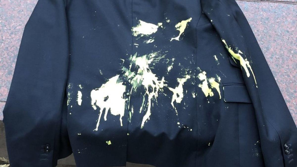 Así quedó la chaqueta de Jordi Cañas tras el ataque con pintura amarilla.