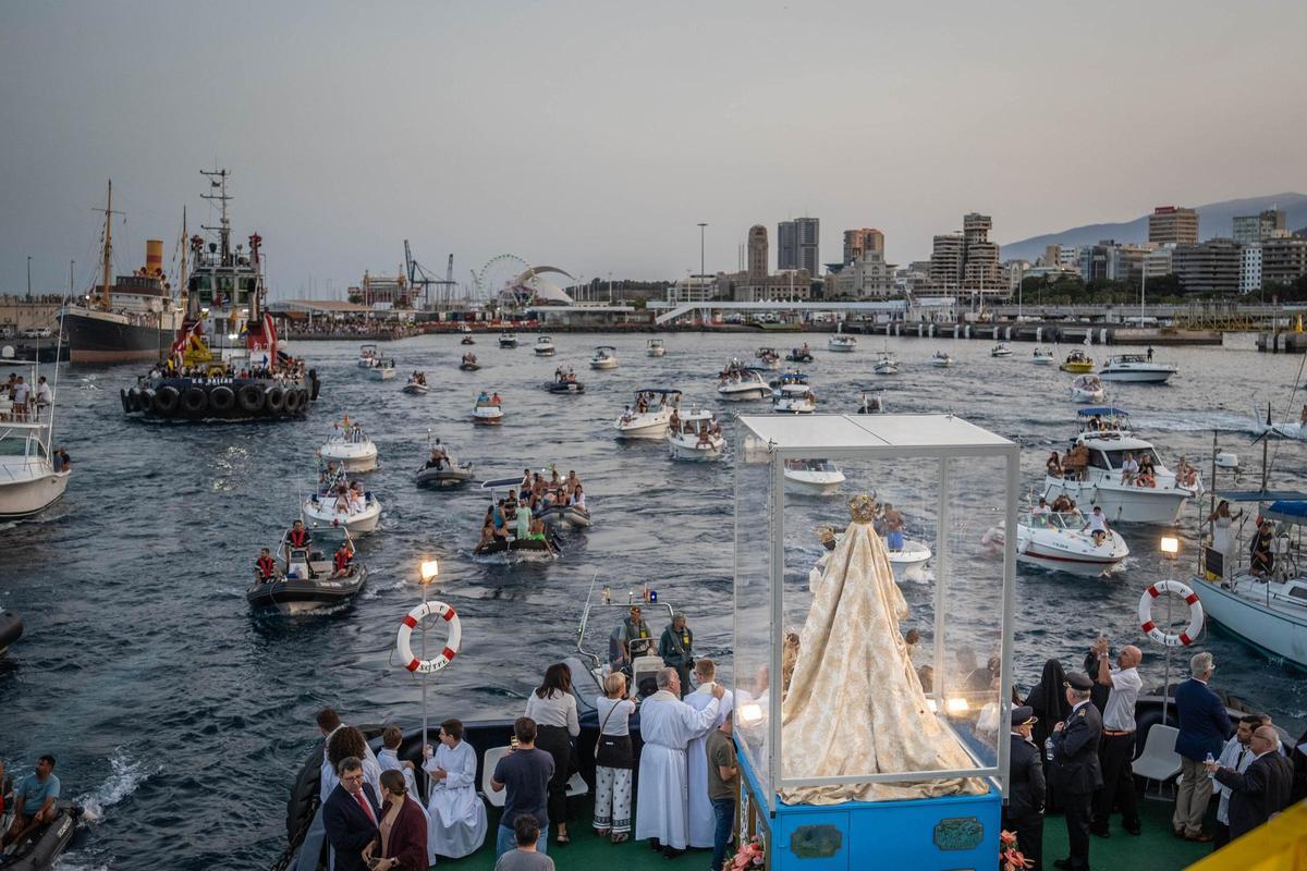 Embarque de la Virgen del Carmen en Santa Cruz