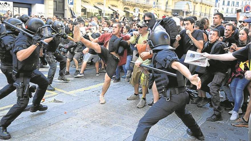 Los independentistas se enfrentan a los Mossos en Barcelona