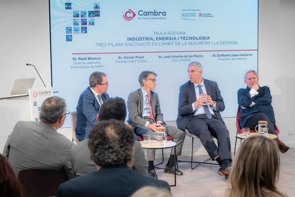 Mesa redonda empresarial sobre industria, energía y tecnología con la participación de Xavier Pujol, de Ficosa; José Vicente de los Mozos, de Indra, y Emiliano López-Achurra, de Petronor