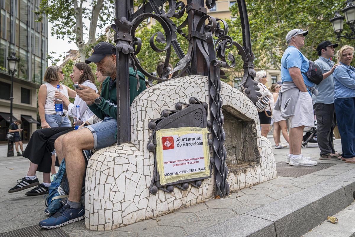 Barcelona repara los bancos-farola de paseo de Gràcia tras los parches virales de un artista