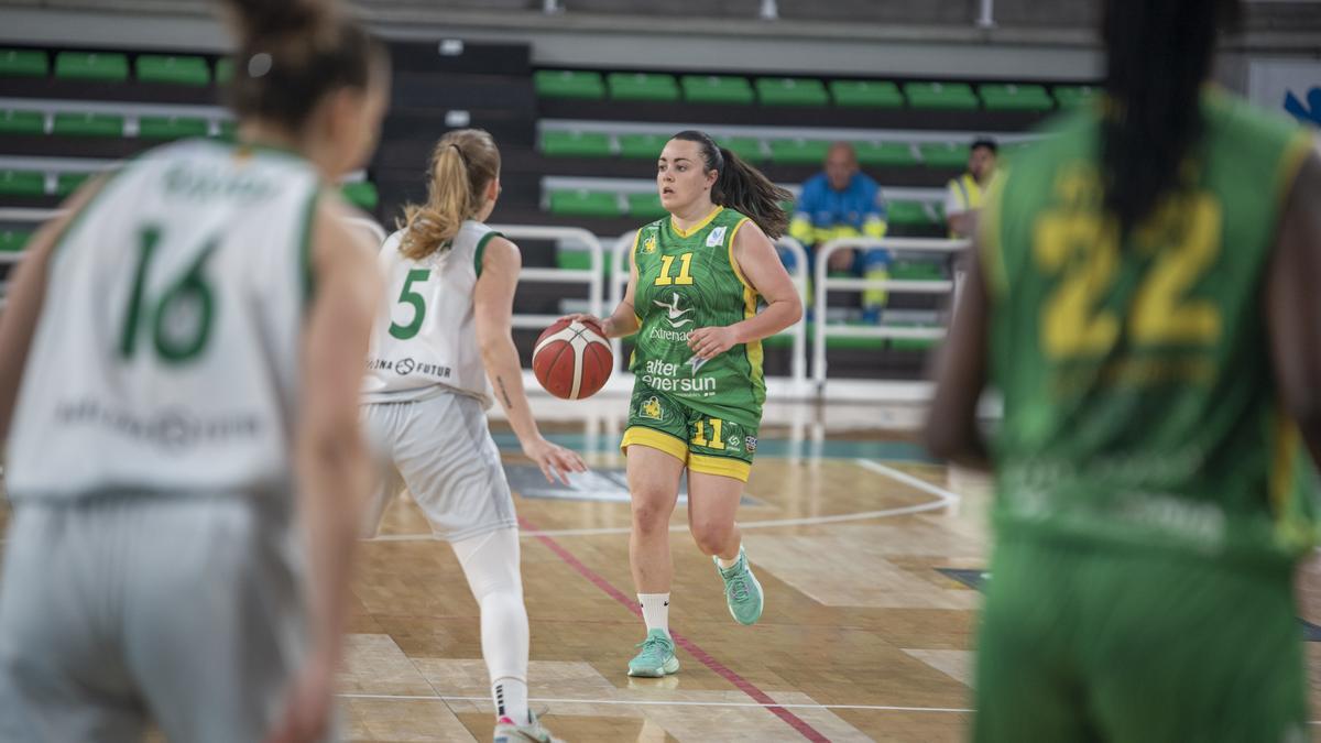 Sira Hisado, con el balón ante el Joventut.