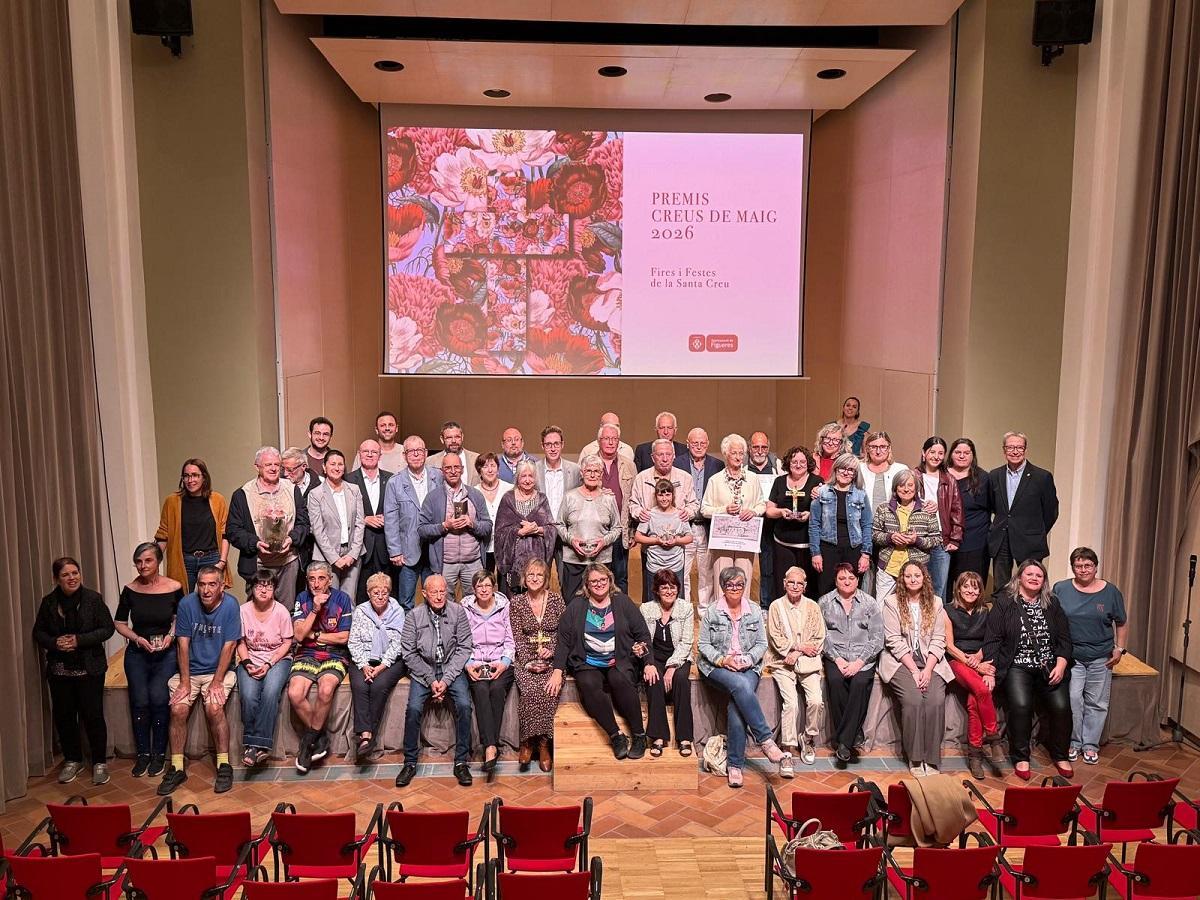 Representants de les entitats participants i de l'Ajuntament a l'escenari de Caputxins