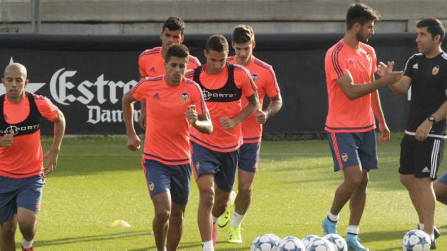 La plantilla del Valencia CF se ha entrenado este lunes sin Otamendi