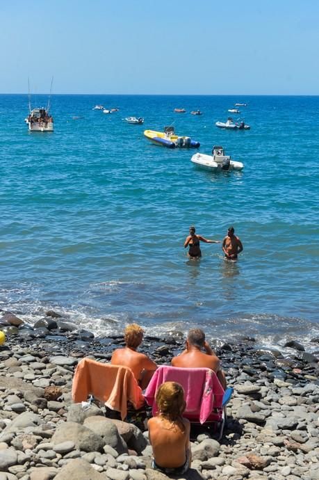 29-08-2020 MOGÁN. Coches aparacados en el barranco junto a la playa de Tasarte y usuarios. Fotógrafo: ANDRES CRUZ  | 29/08/2020 | Fotógrafo: Andrés Cruz