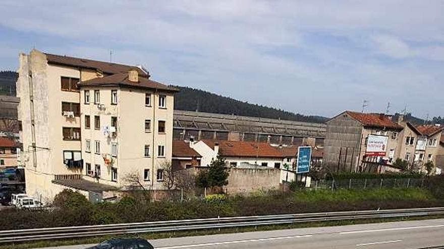 Vehículos circulando por la autopista «Y» a su paso por la parroquia de Trasona.