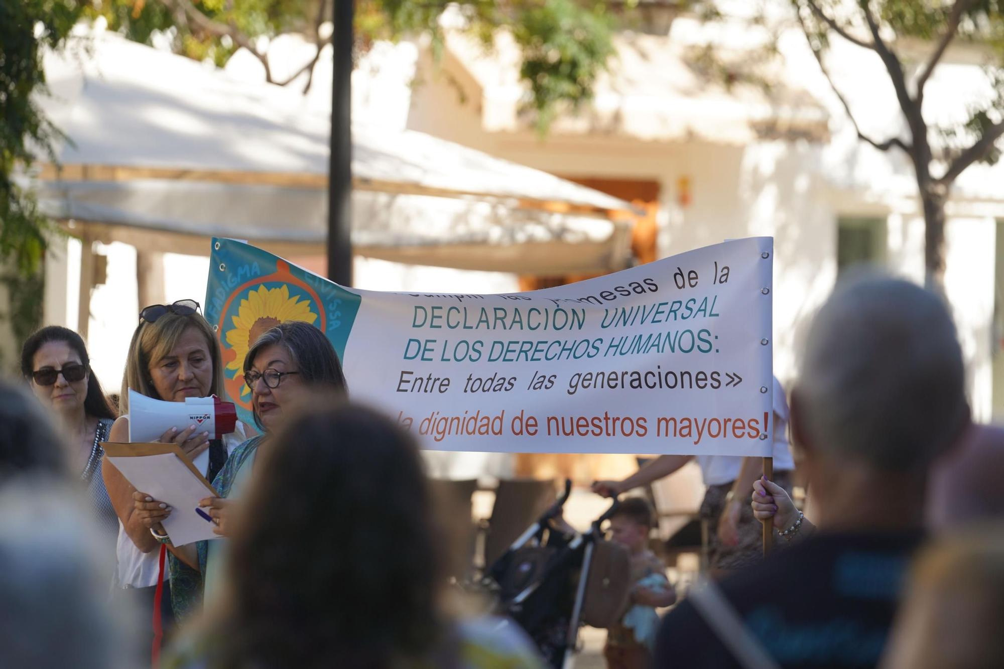 Mira aquí las imágenes de la concentración para exigir más controles en las residencias de Ibiza