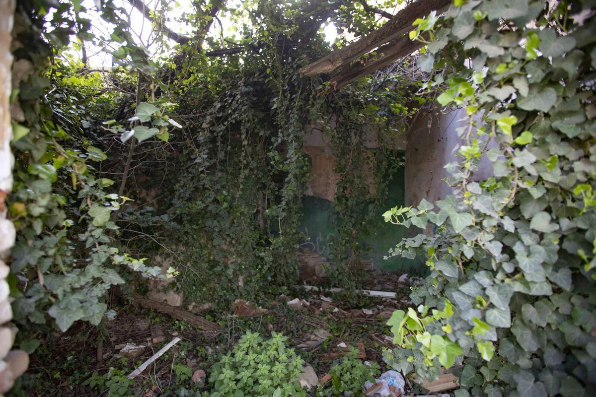 Interior de la antigua estación de renfe en la línea de Xàtiva-Alcoi