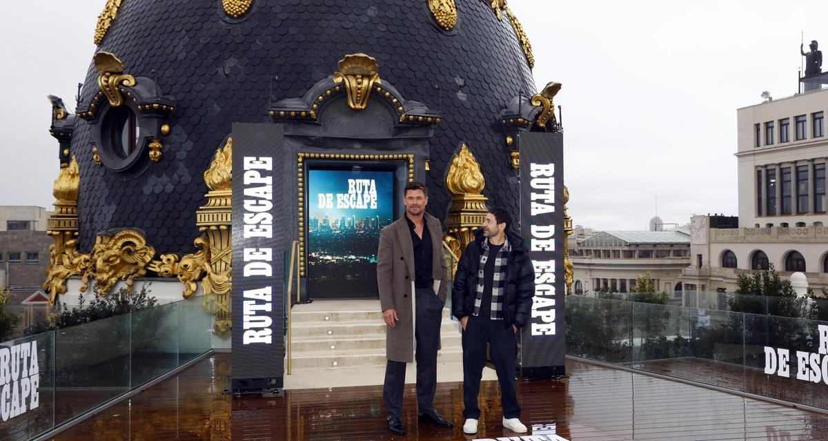 Hemwworth y el director de la película, en la terraza del Metrópolis.