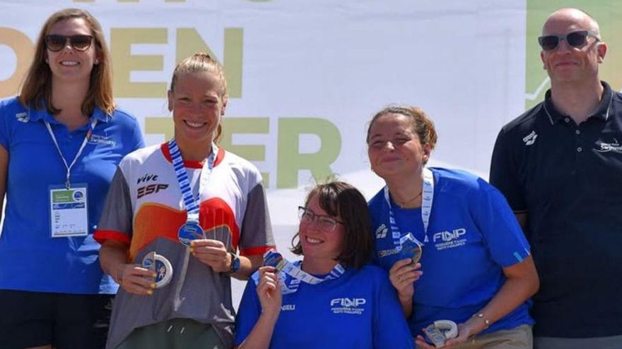 Almudena Quereda, segunda por la izquierda, en el podio de la Copa del Mundo.