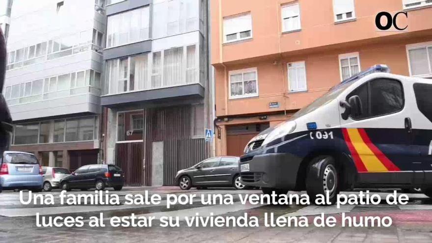 Una familia sale por una ventana al patio de luces al estar su vivienda llena de humo en Ángel Rebollo