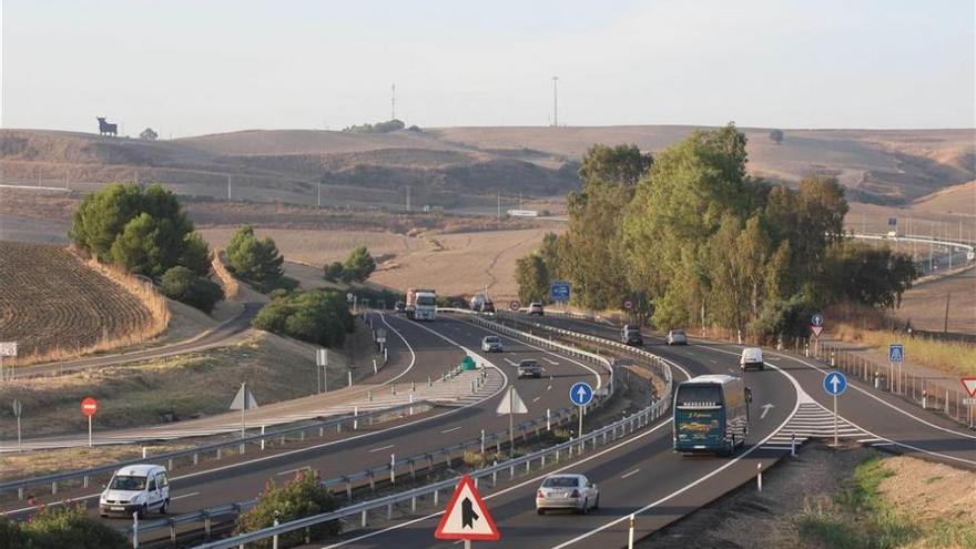 Cuatro heridos por una colisión de tres turismos en la A-4, a la altura de Córdoba