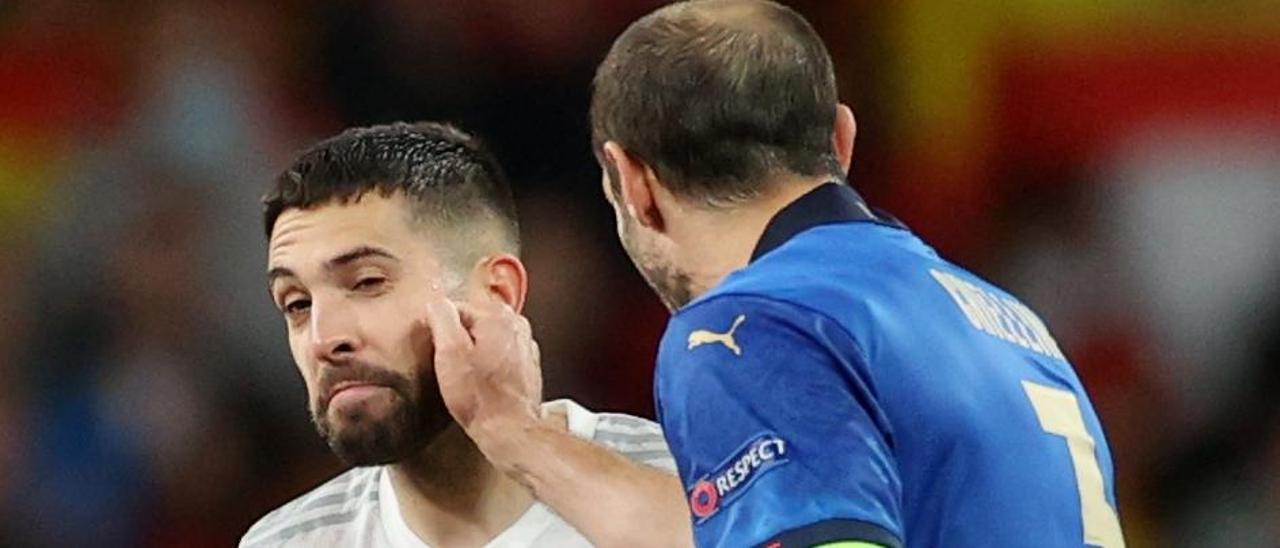 Chiellini le da una caricia a Jordi Alba