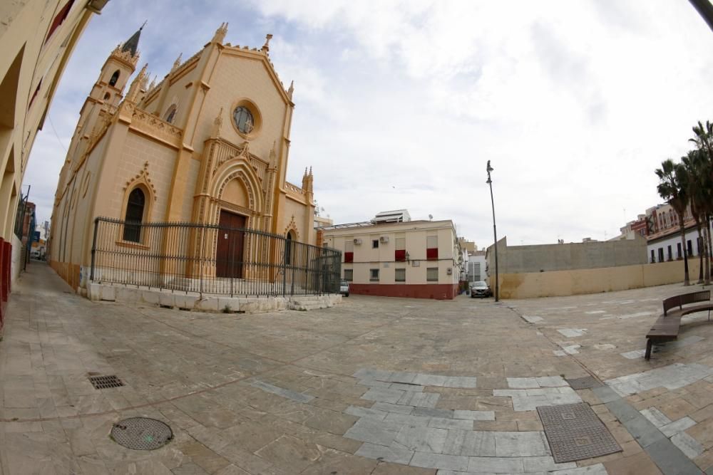 El barrio de La Trinidad, vacío en la mañana del Sábado de Pasión por la suspensión del traslado de Jesús Cautivo y la Virgen de la Trinidad.