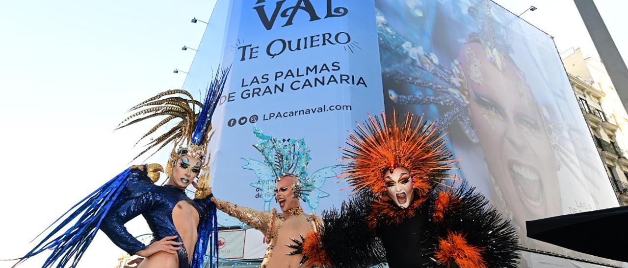 Drag Ámrek, Drag Chuchi y Drag Volcano posan frente a la lona promocional en la calle Goya de Madrid