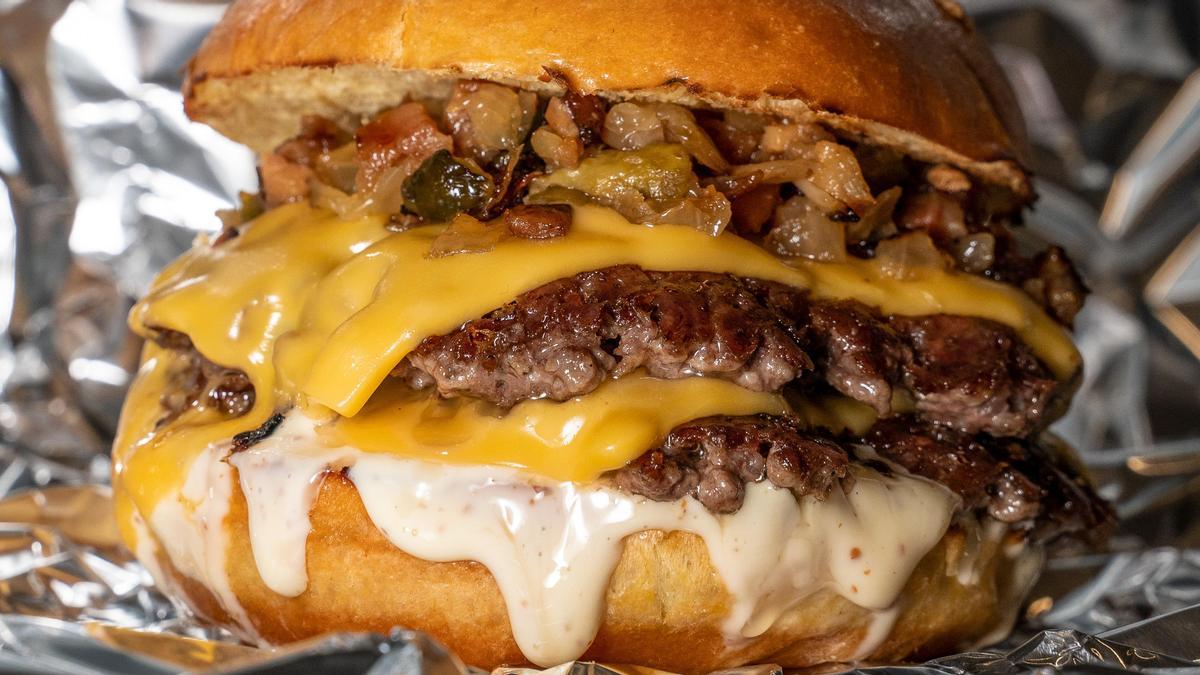 Descubre las deliciosas burgers de Umbrella cocinadas estilo smash.