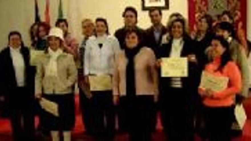 Mujeres con carga familiar reciben un diploma