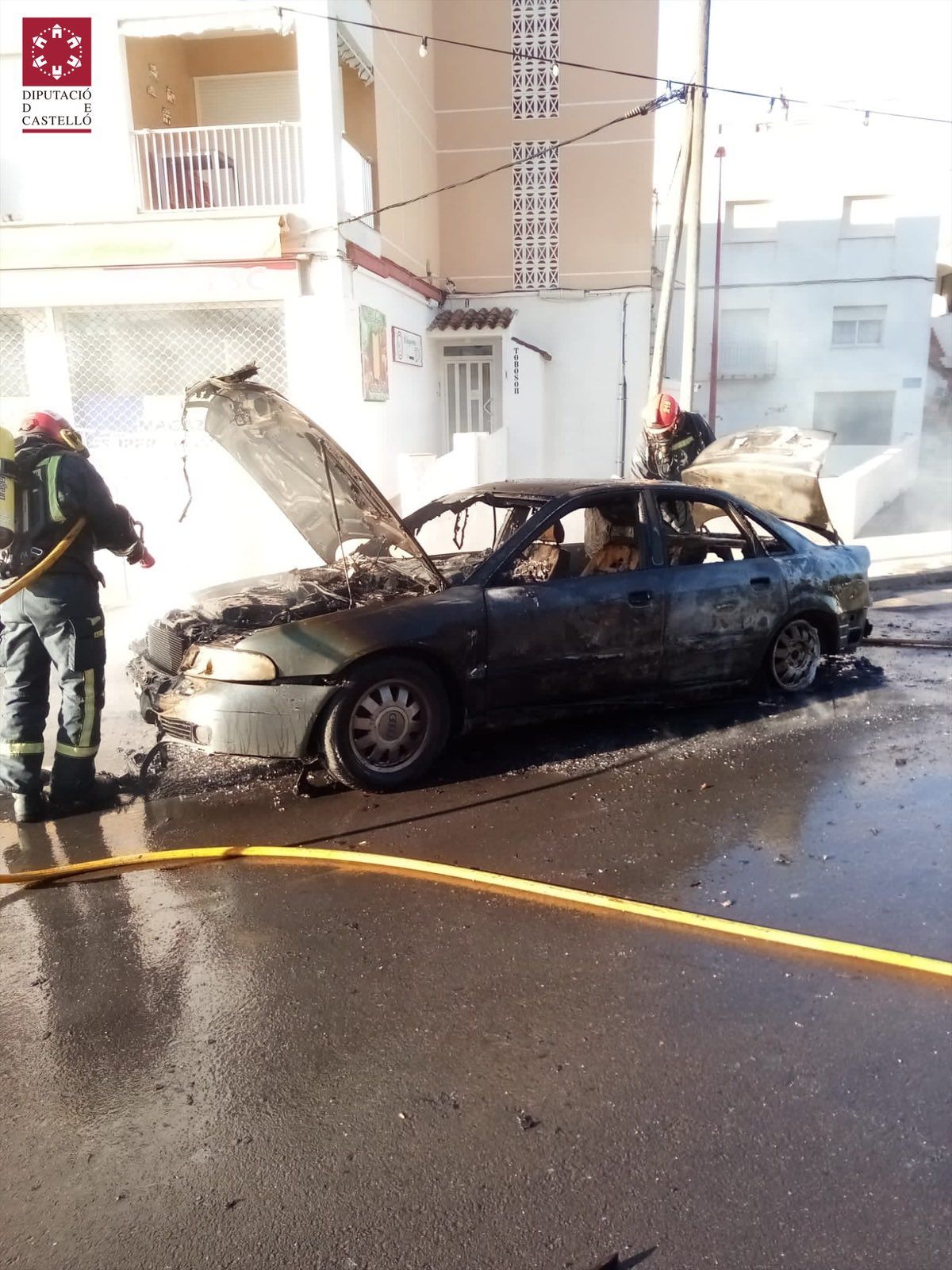 Los bomberos del Consorcio, tras extinguir las llamas.