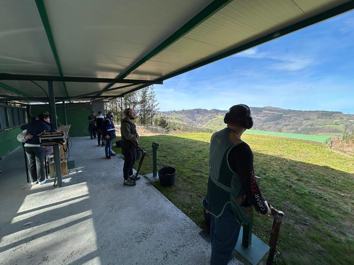 EN IMÁGENES: Así es una mañana de sábado en el campo de tiro de El Viso, en Salas EN IMÁGENES: Así es una mañana de sábado en el campo de tiro de El Viso, en Salas