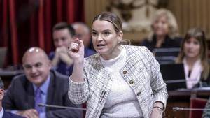 La presidenta del Govern, Marga Prohens, durante un pleno en el Parlament.