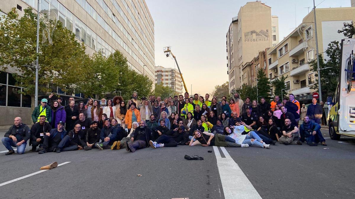 El elenco del corto posa en la avenida Clara Campoamor de Cáceres.