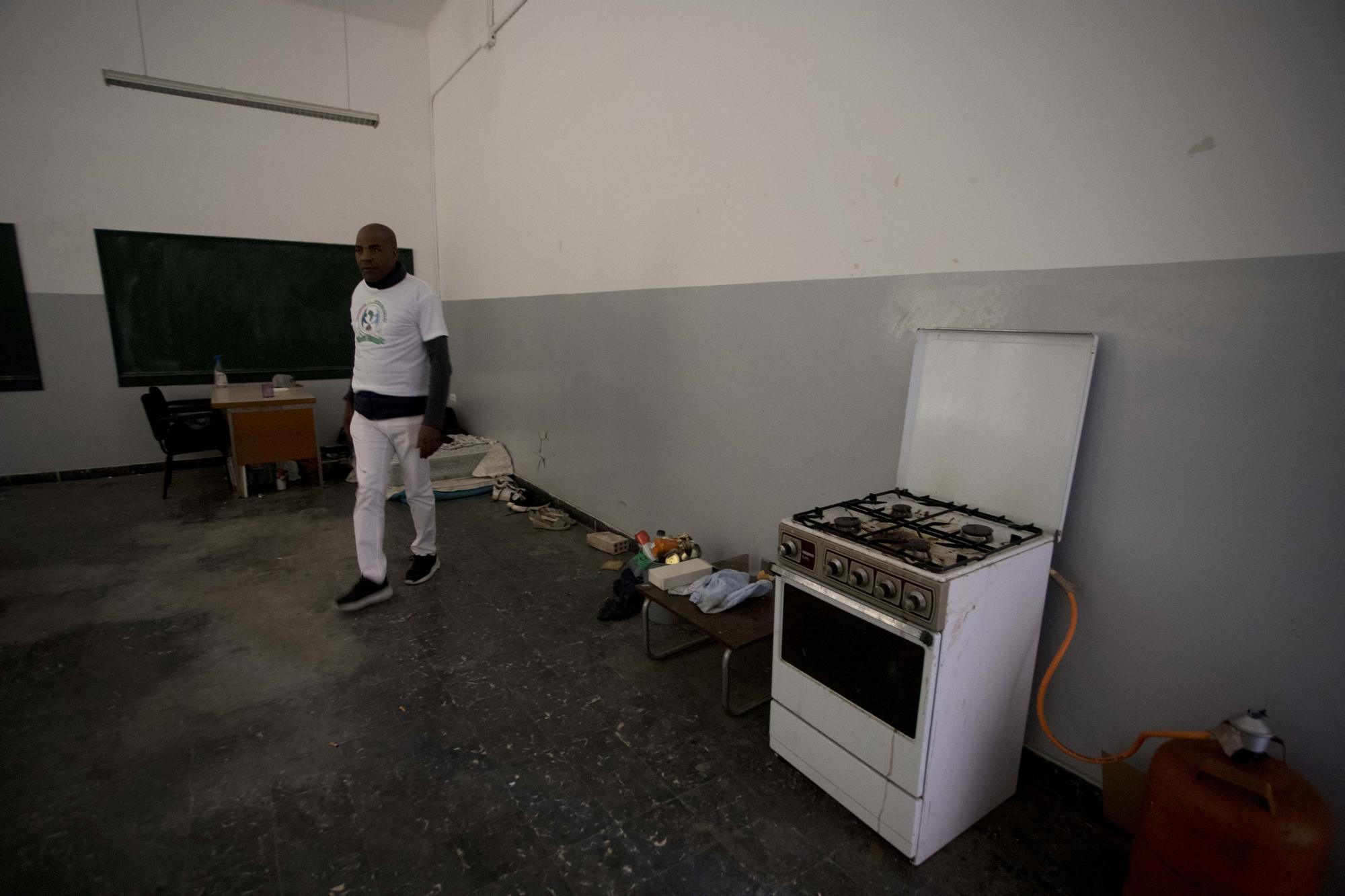 Quince migrantes africanos malviven en un colegio abandonado de València