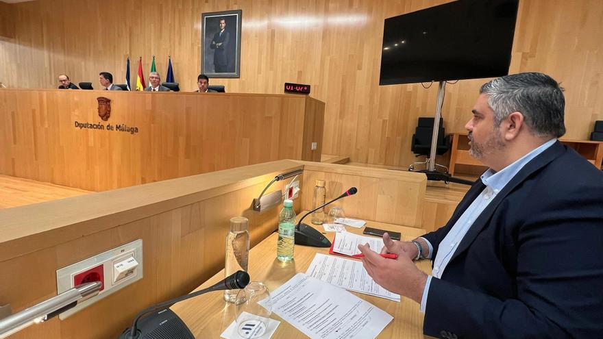 El portavoz del grupo socialista en la Diputación, Josele González, interviene durante el pleno de la institución provincial.